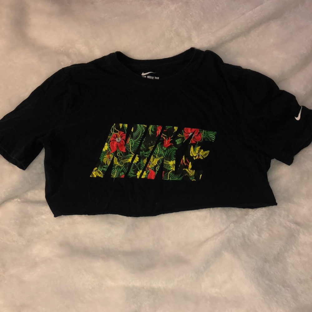 Cropped Nike Shirt (Size M)